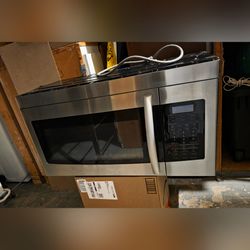 Samsung 
Stainless Steel 
1.7 Cubic Feet 
Large Capacity
300 CFM ventilation
Microwave
