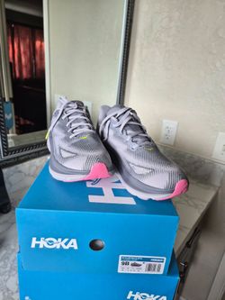 New woman tennis shoes