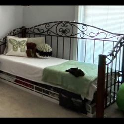 Twin Day Bed  With New mattress
