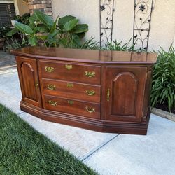 BEAUTIFUL “KINCAID FURNITURE” SERVER SIDEBOARD  / TV STAND (64”W X 19”D X 31”H)