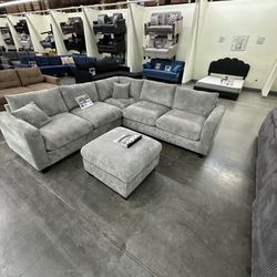 4-Pcs Sectional
LAF Loveseat + RAF Loveseat + Corner Wedge + Cocktail Ottoman-Fog
Corduroy sectional 
New in a box 

Bonito Seccional de 4 Piezas 
