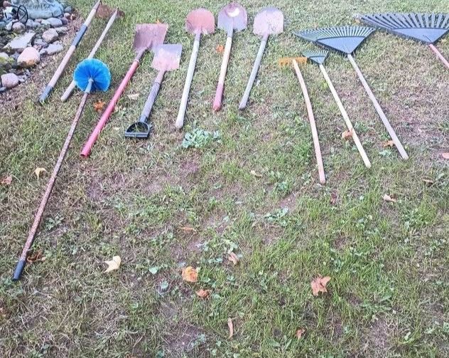 Large Batch Of Lawn & Garden Tools (2 pics in post & prices in the description section )