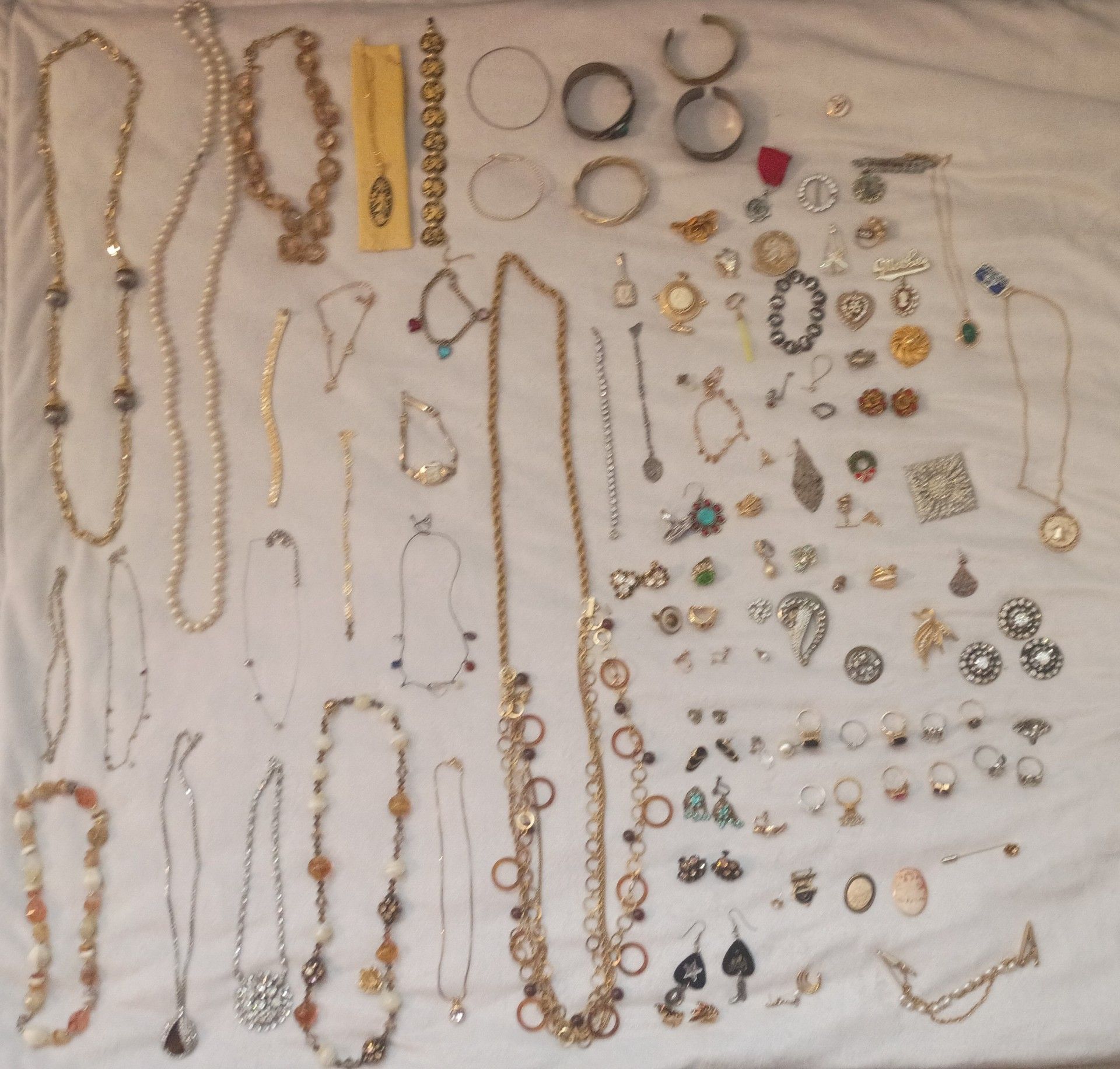 Lot of vintage jewelry