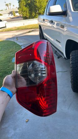 04-21 Toyota tundra rear tail light