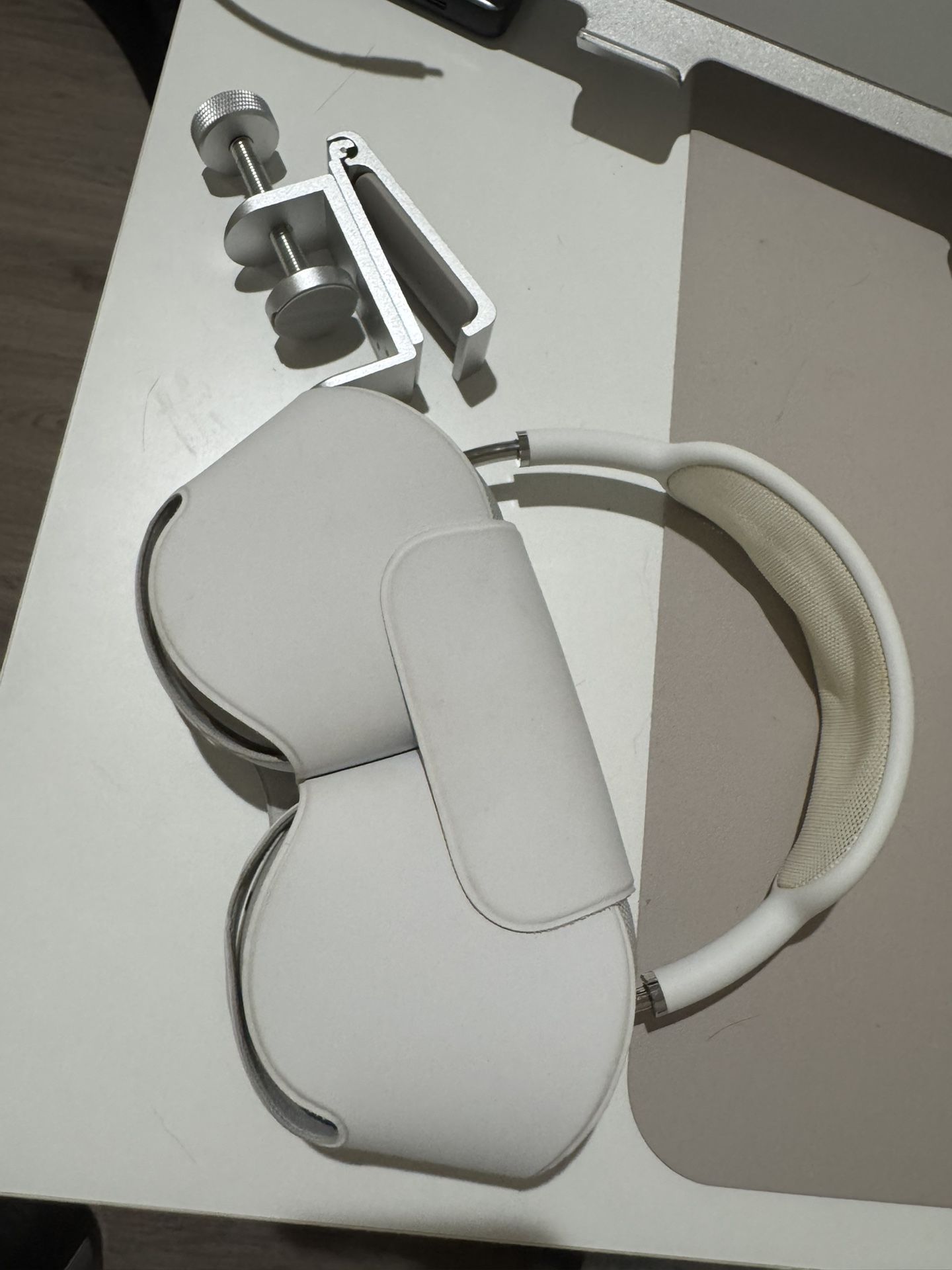 Airpods Max Silver with Desk hanger