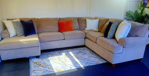 FREE DELIVERY!!!

Beautiful 3-Piece Ashley Furniture Sectional –