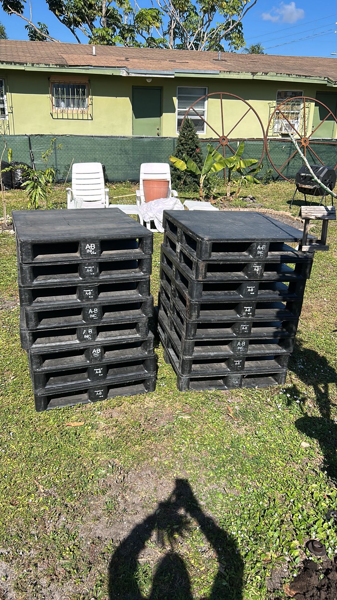 HEAVY DUTY PLASTIC PALLETS 37x32 $9 EACH DELIVERY AVAILABLE $$$