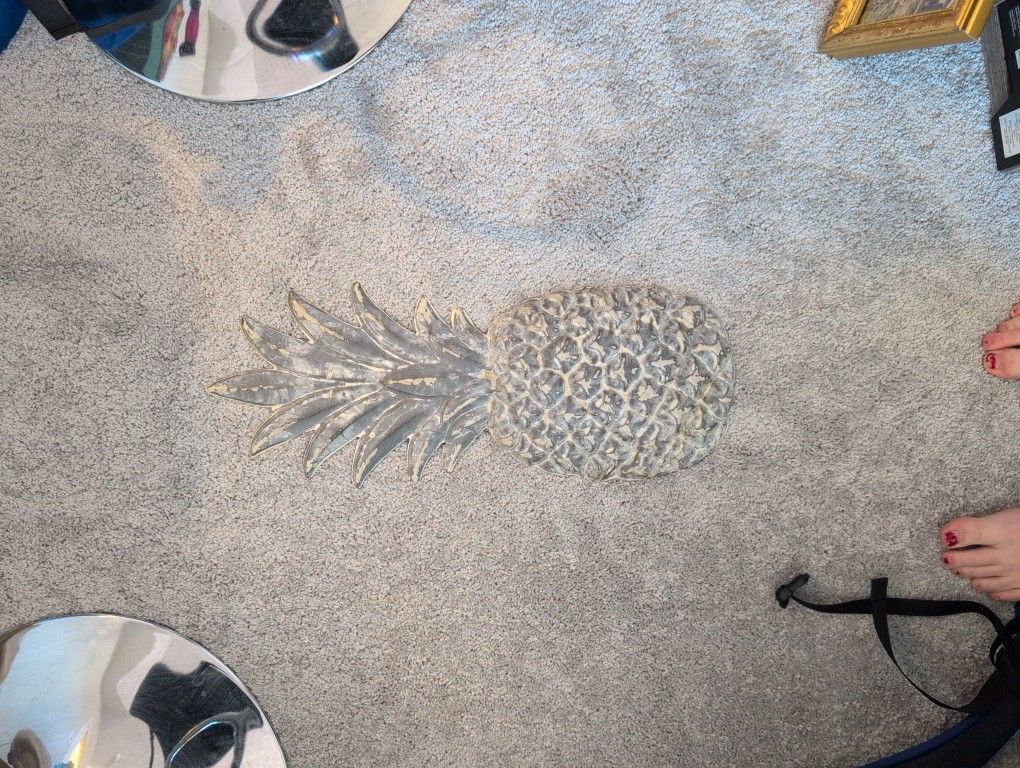 Free Metal Pineapple Wall Decor