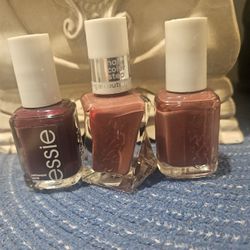 Essie Polish New ~GREAT FOR CHRISTMAS 🎄 