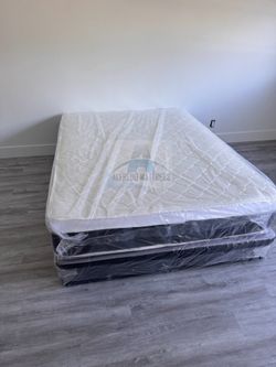 Queen mattress pillow top set with box spring (2pc - new)