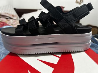 Women’s size 10 Nike icon, classic sandals brand new