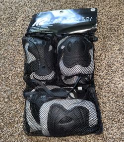 Kids new padding set size small free with purchase
