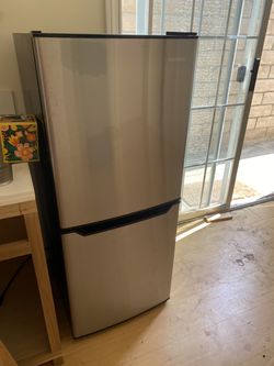 Insignia 4.9 cu. ft. Mini Fridge with Bottom Freezer