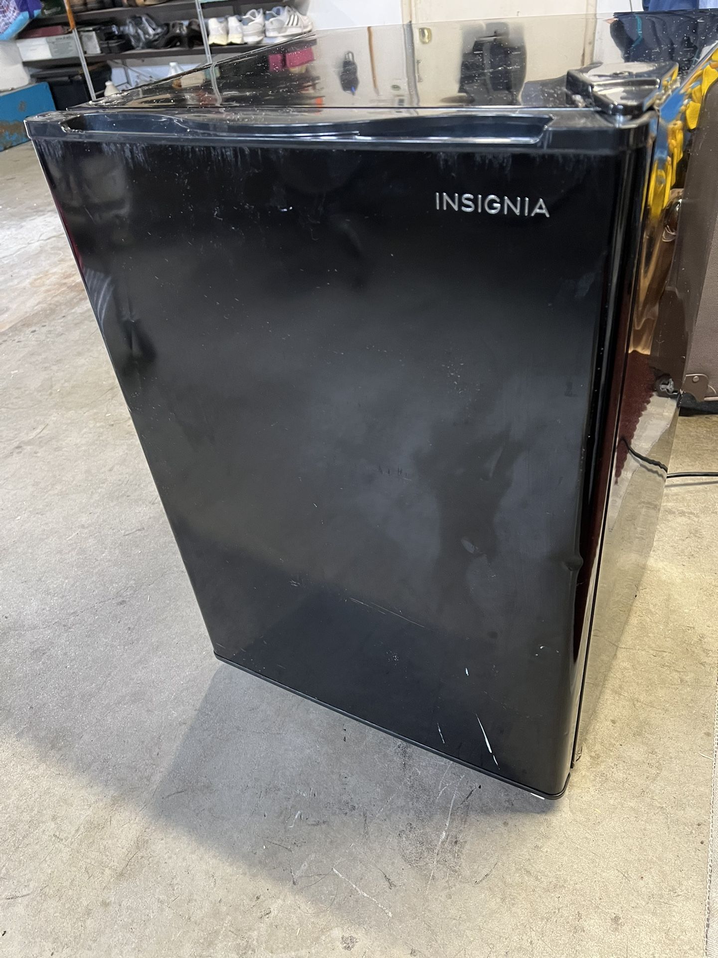 Insignia 2.6cu ft Mini Fridge