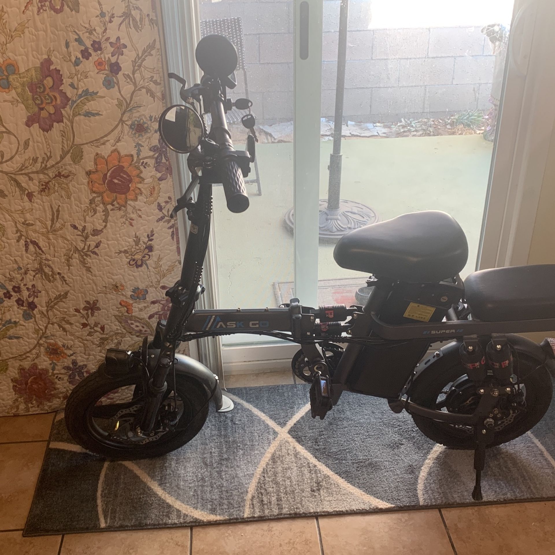ASKGO electric bike with charger, and keys for the battery