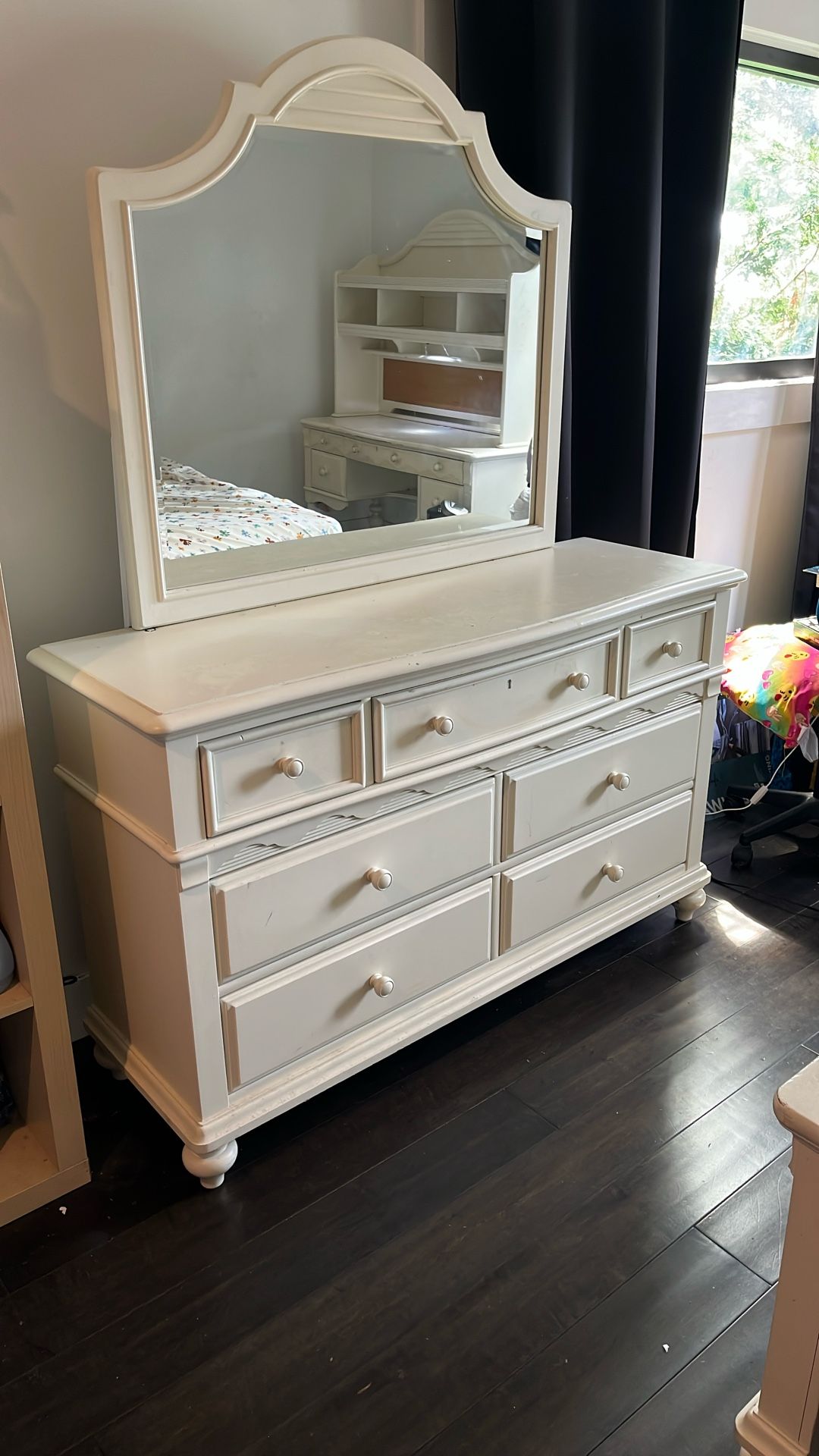 Wood dresser W/ Mirror 