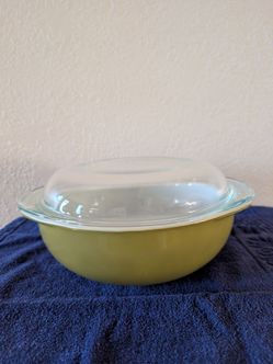 VINTAGE VERDE GREEN PYREX 2 QUART CASSEROLE DISH WITH LID