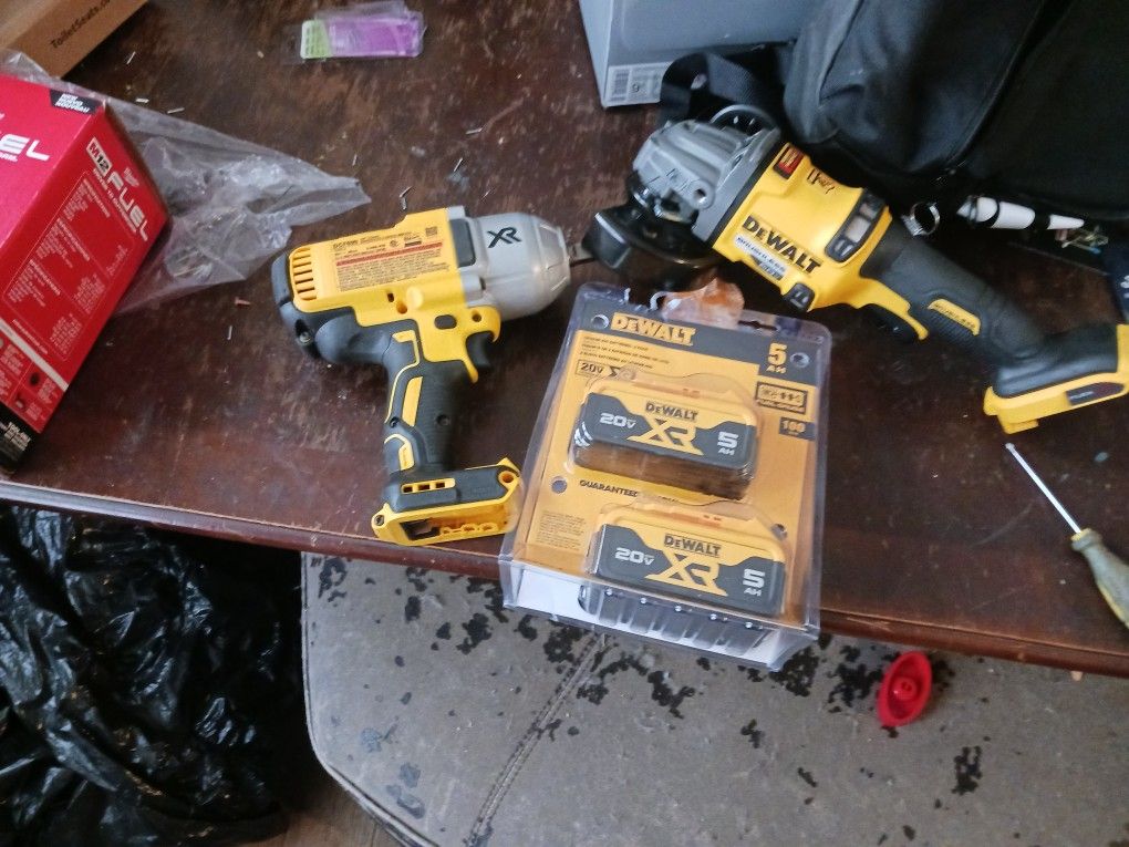 DEWALT 20VBRUSHLESSXR 1/2"impact Drill 60v Flex Volt Grinder & 2pac Batterris