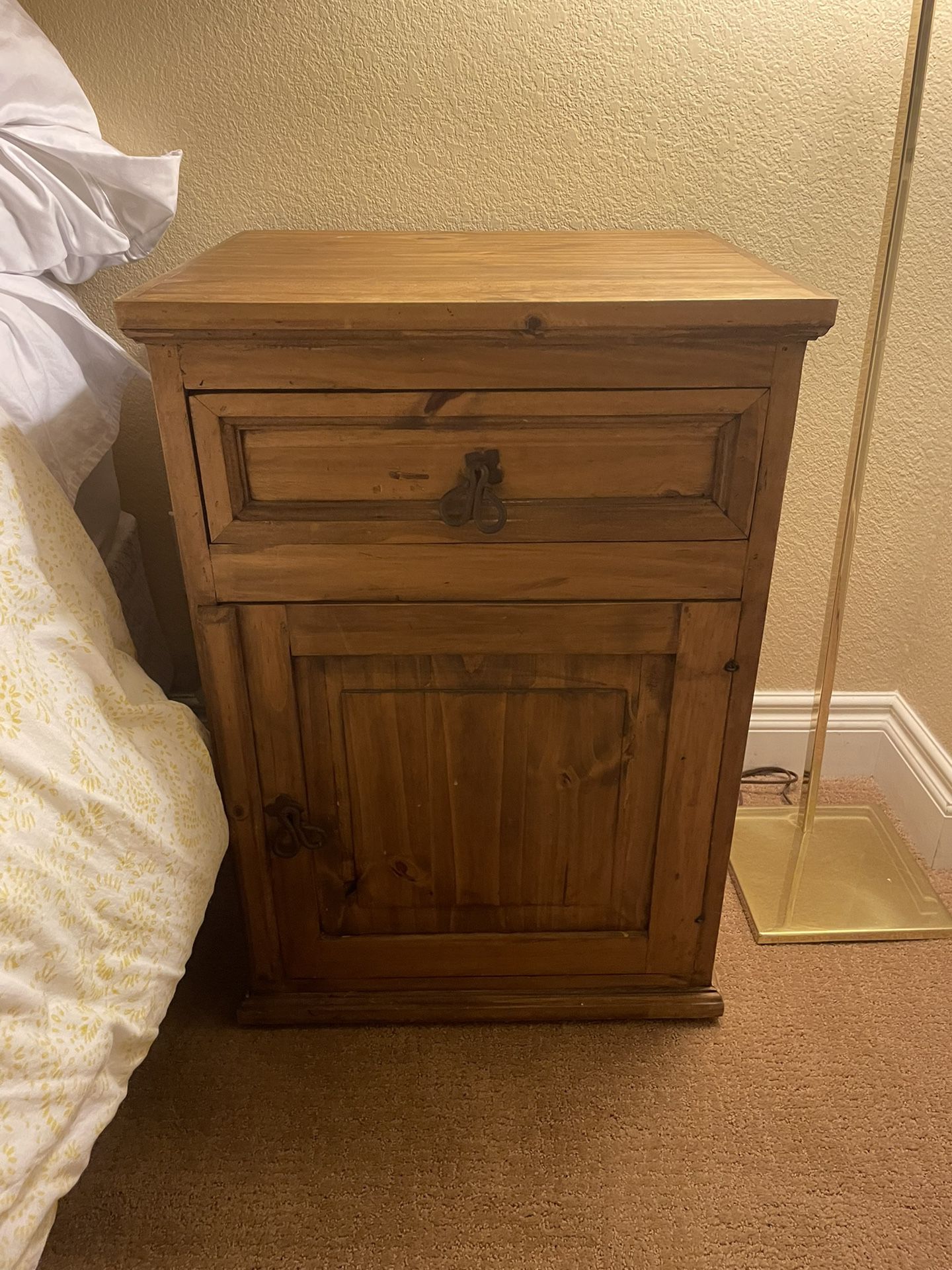 Dresser and end table set