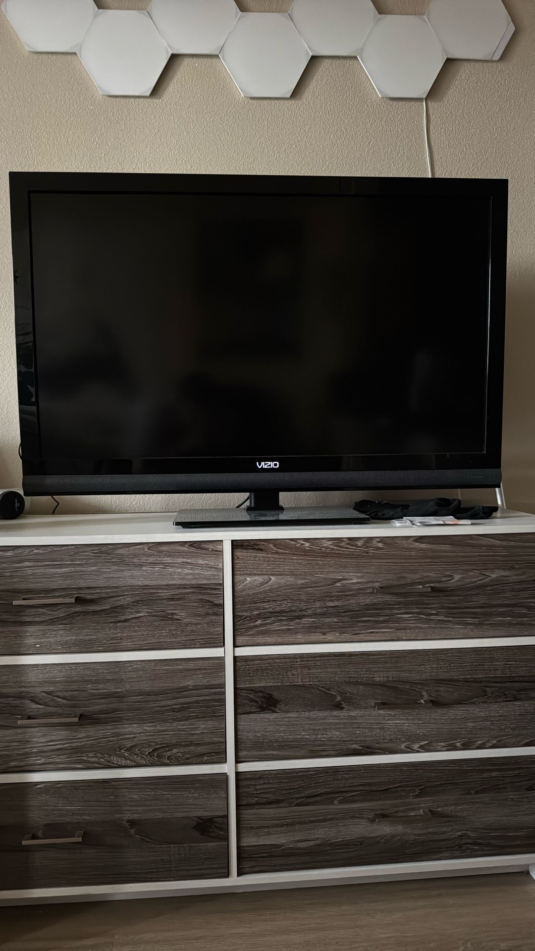 40-inch Vizio Flatscreen TV