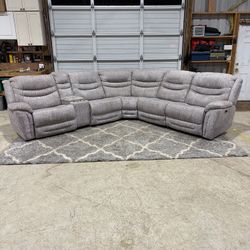 Power Reclining Sectional w/ Adjustable Headrests & USB 
