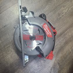 Milwaukee
M18 FUEL 18V Lithium-Ion Brushless Cordless 6-1/2 in. Circular Saw (Tool-Only)