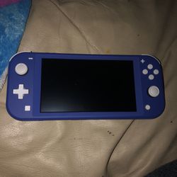 Nintendo Switch Lite (Game and Case included) 