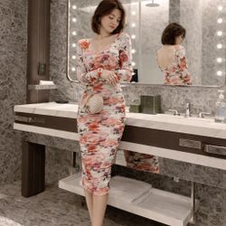 ✨Elegant Floral Ruched Bodycon Midi Dress – Romantic Slim Fit | Size M