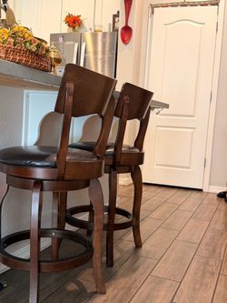Set of 2 Swivel Bar Stools – Dark Wood & Leather Seats