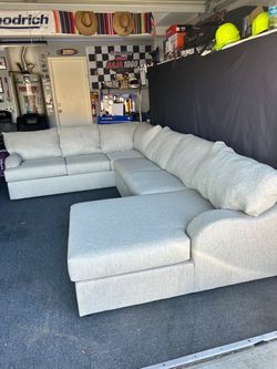 DELIVERY AVAILABLE 🚛! Gorgeous Beige Sectional couch from Living Spaces LIKE NEW!!