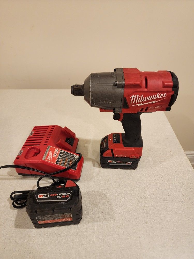 MILWAUKEE IMPACT WRENCH 3/4 ONE KEY 2 BATTERYS AND CHERGER