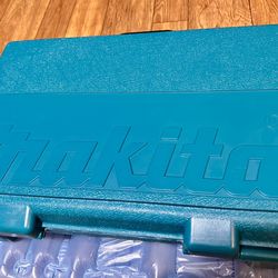 Makita® 5.0Ah combo starter pack