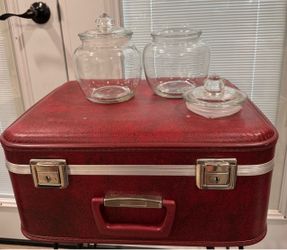 2 decorative jars with lids