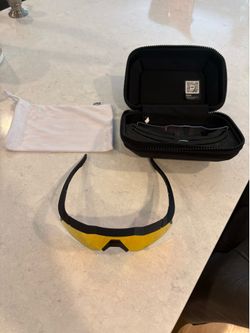 100% Performance Sunglasses w/ Extra Lenses & Case – Like New