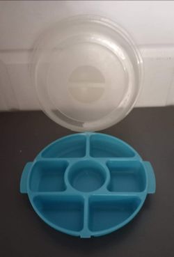 Rubbermaid covered divided container for fruit or taco toppings $5 FIRM