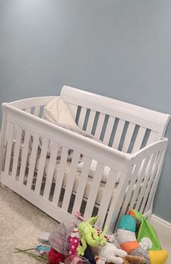 White Wood Baby Crib with Sleigh Design