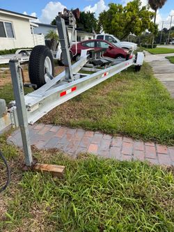 Boat trailer 10400 libras mo tiene freno  28 a 30 pies