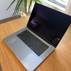 16” M2 Max MacBook Pro, 32GB RAM, 1TB SSD