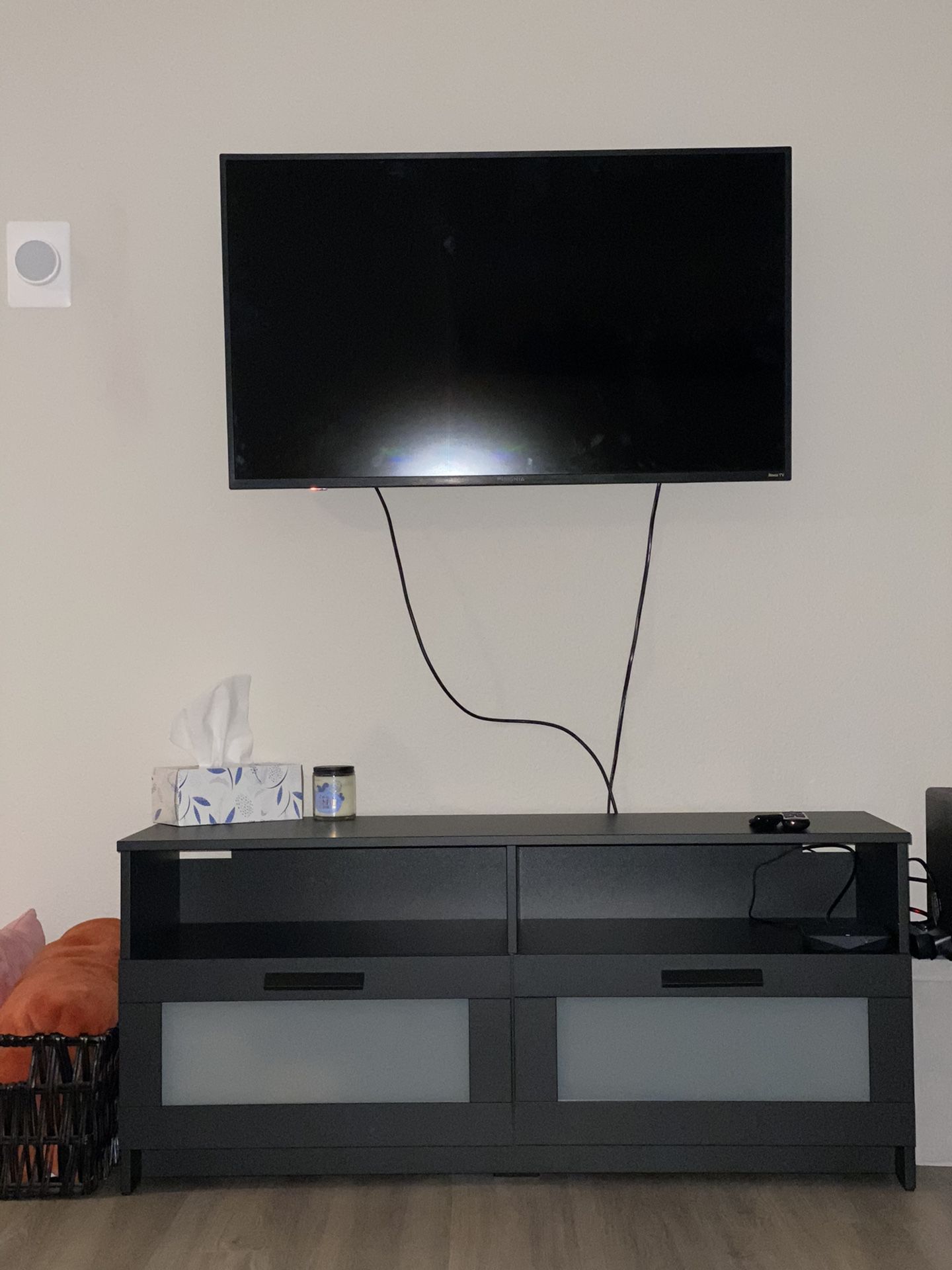 Insignia 43 Inch Smart TV With Wall Mount