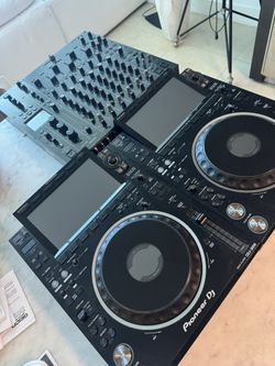 CDJ 3000 and V10 mixer 