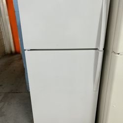 White 18 Cubic Foot Refrigerator With Ice Maker 
