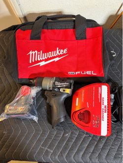 Milwaukee M12 FUEL 12V Lithium-Ion Brushless Cordless 1/2 in. Hammer Drill,4.0 Battery & Charger