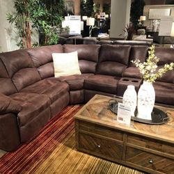 Tambo Canyon Reclining Sectional /couch /Living room set