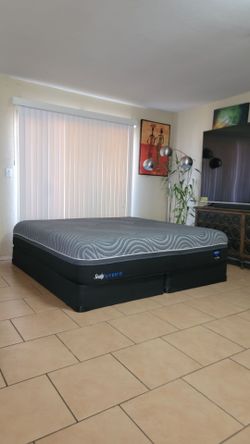 VERY NICE LIKE NEW KING SIZE SEALY POSTUREPEDIC HYBRID MATTRESS AND BOXSPRINGS FOR SALE! IN GREAT CONDITION, FREE DELIVERY