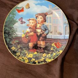 M J Hummel/Dambury Mint 1990”Surprise”