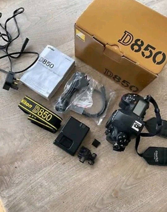Nikon D850 DIGITAL CAMERA BODY & original accessories