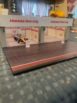 Honda Racing Pit Lane Diorama Set