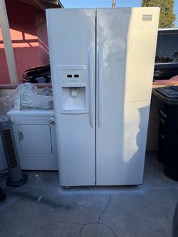 2 door. Refridgator freezer