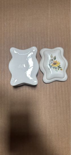 Vintage Sunflower Covered Ceramic Trinket Box / Jewelry Dish