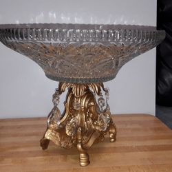 VINTAGE 1950s ACCURATED CASTING ETCHED CRYSTAL FRUIT PLATE DISPLAY, WITH BRASS BASE. WITH 7 DANGLING TEAR DROP CRYSTAL CHARMS.